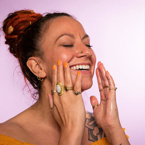 Bio Marulaöl von KENA African Naturals Anwendung im Gesicht von strahlender Frau