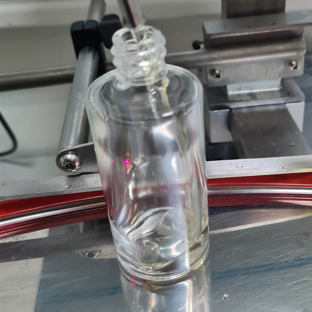 Glasflasche in die das Öl abgefüllt wird