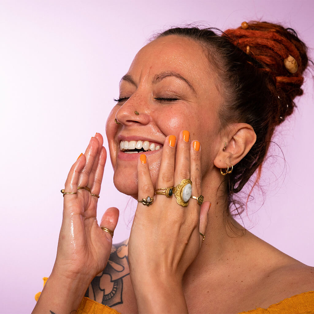 KENA Bio Marula-Öl Anwendung im Gesicht strahlende Frau