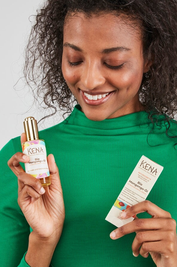 KENA Bio Mongongo-Öl 50 ml gezeigt von afrikanischer Frau