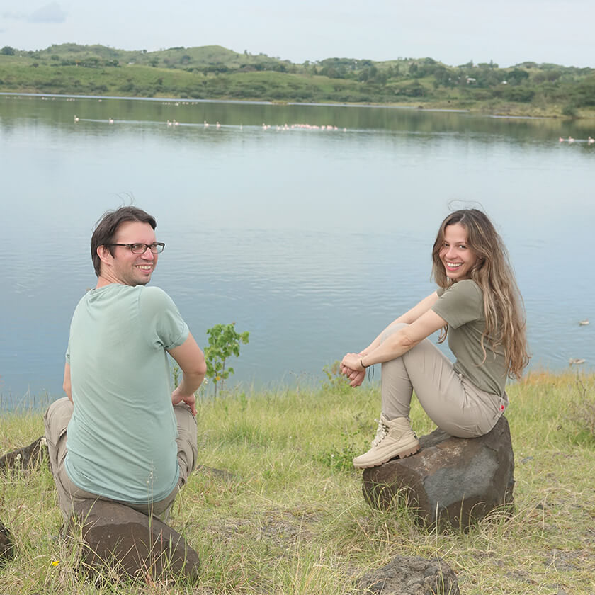 Foto in Afrika von den Menschen hinter KENA. Sitzend vor einem See